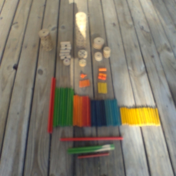 Wooden Tinker Toys Building Set Lot of 100 Pieces Wood Connectors Rods Spools - Picture 1 of 8